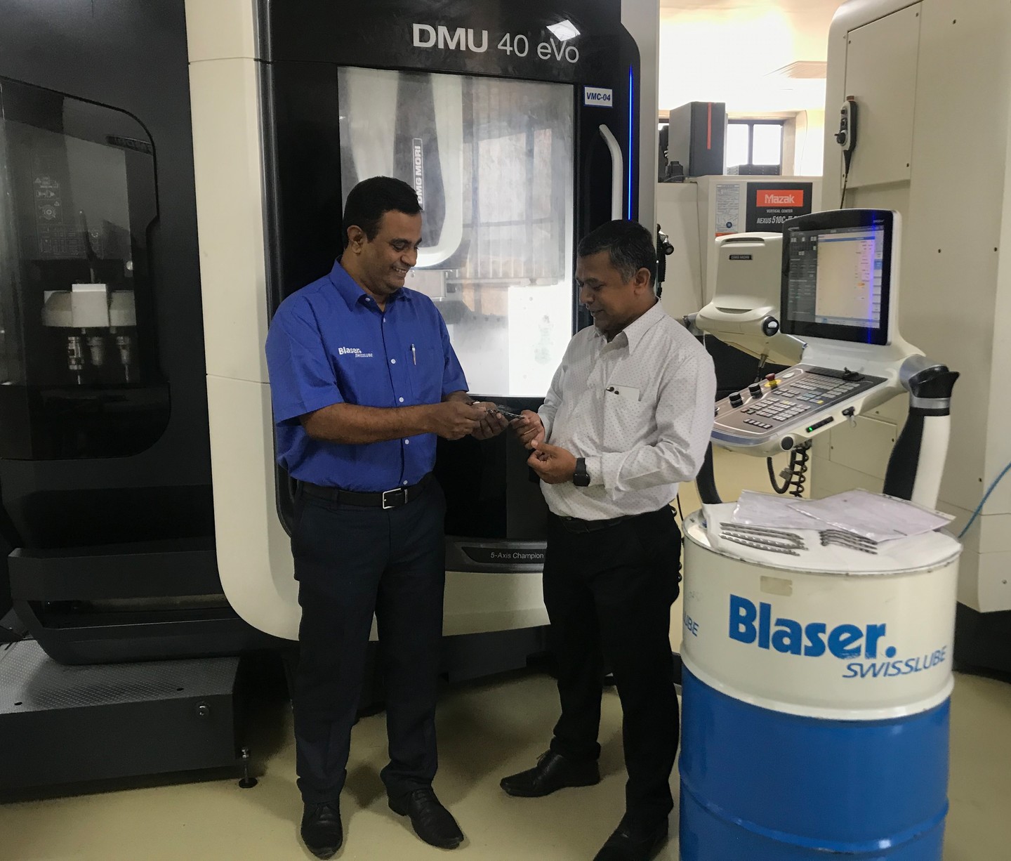 customer_Mr Mehul et Blaser Swisslube staff (Amol Pawar) discutant du composant produit – Plaque tibiale proximale-3476×2959-1440×1226