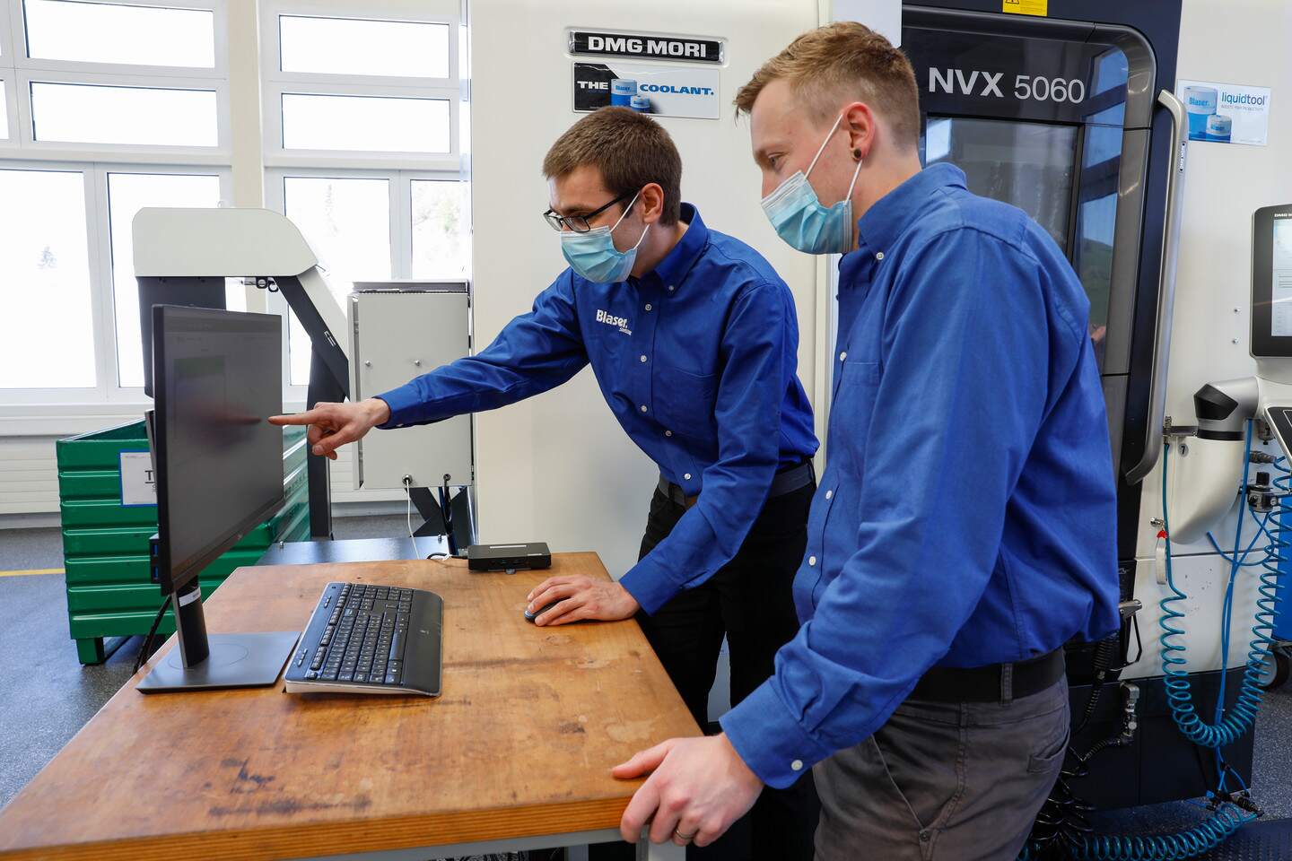 Dr. Linus Meier and Tobias Mathys discussing the test results